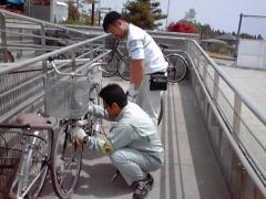 写真：自転車修理