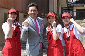知事と平川いちご農園のかたが並んでさー行こうポーズをとっている様子。