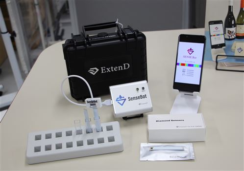 (1)ExtenD（エクステンド）が開発した解析装置。液体に浸すセンサーの先に高感度のダイヤモンド電極がついている。