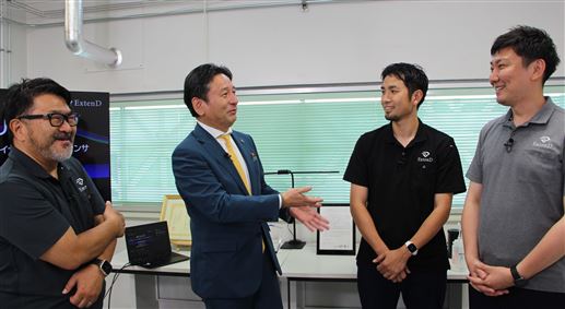 (4)山口知事とエクステンドの皆さんが和気あいあいと意見交換をしている様子。