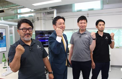 (5)知事とエクステンドの皆さんが並んで佐賀さいこう！ポーズをとっている様子。
