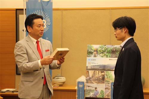 登録証贈呈の様子