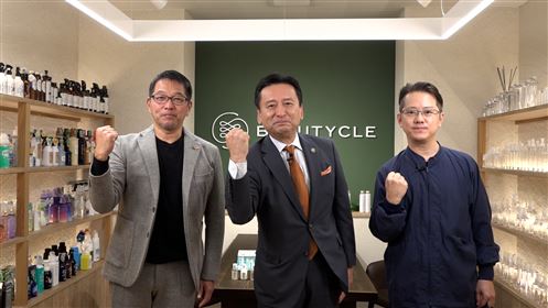(5)並んで佐賀さいこう！ポーズをとる、山口知事と杉山社長と藤村工場長。