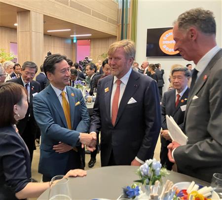 レセプションで国王と知事が対話する様子