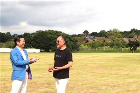 山口知事と山井会長が建設予定地を視察している様子