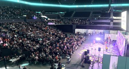 こどもたちのミュージカルを見る1600人の参加者