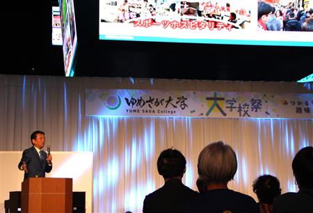 ステージで講演する山口知事