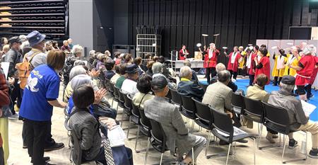 卒業生がサブステージで日ごろの活動を披露する様子