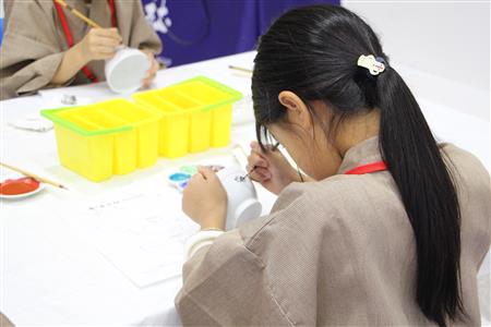 有田焼の絵付け職人になりきるこどもたち