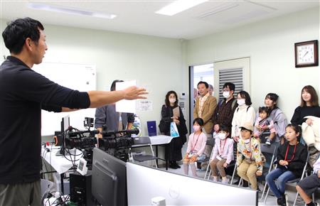 仕事を頑張っているこどもたちを見守る山口知事