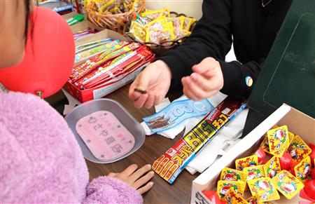 お給料の専用通貨「さーが」でお菓子を買うこどもたち