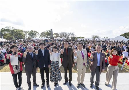 クロストークのゲスト高橋英樹さんや観客と記念写真