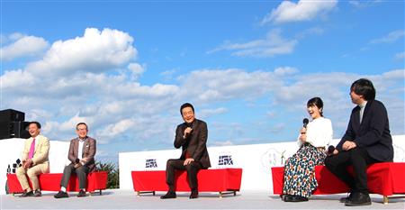 秋空の下、歴史談議に花が咲いたクロストークの様子