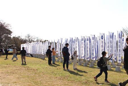 のぼり旗フォトスポットで推しの武将の旗と写真を撮る来場者