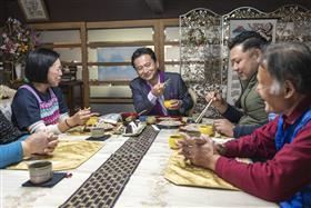 試食しながらの意見交換の様子