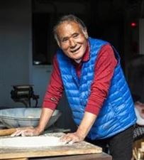 蕎麦打ちをする純史さん