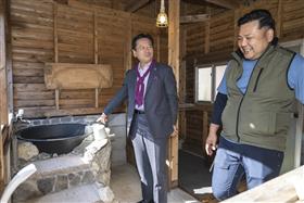 五右衛門風呂について語る啓太さんとそれを聞く知事