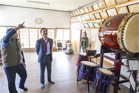 語り継がれてきた歴史を語る啓太さんとそれを聞く知事