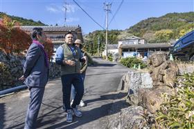 大黒様（石像）を見学する知事と大石家の皆さん