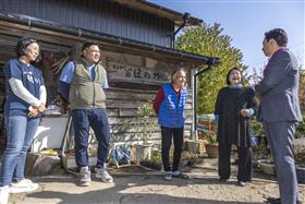 知事を出迎える大石家の皆さん