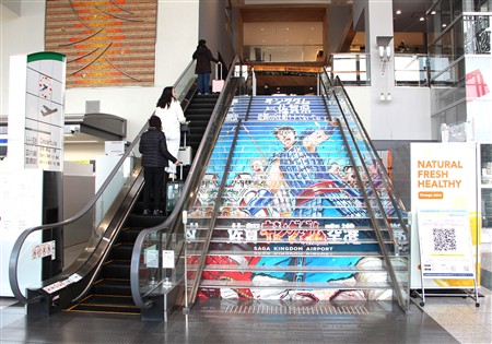 キングダムの迫力ある装飾が施された空港内の階段