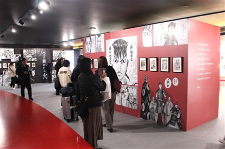 壁一面のキングダムの名シーンに魅了される来場者