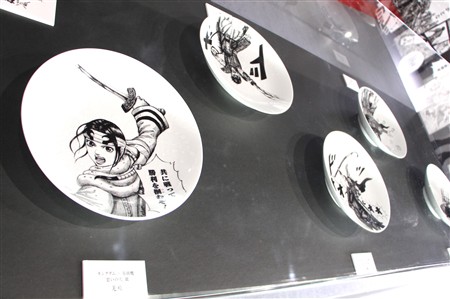 戦のシーンと井上さんのしぶきを活かした有田焼コラボ作品