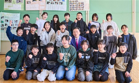 日新小学校6年生との佐賀さいこうポーズで記念撮影