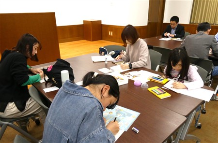 参加者一人一人が未来へのメッセージを書いている様子