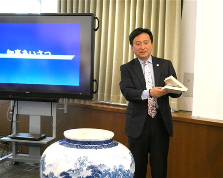 山口知事が直筆メッセージをタイムカプセルに封入する様子