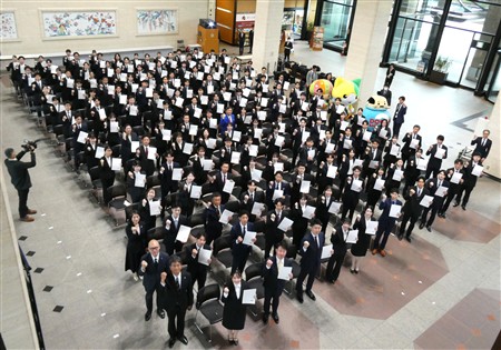 新採職員との集合写真