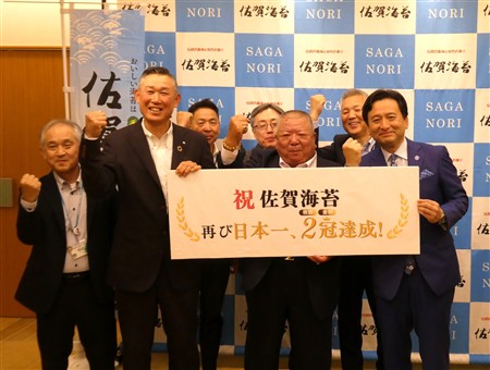 山口知事と有明海漁協協同組合のみなさんと記念写真