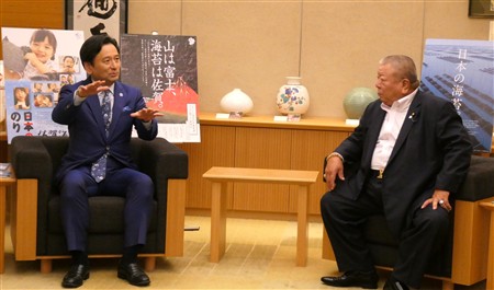 山口知事と西久保代表理事組合長が笑顔で対談している様子