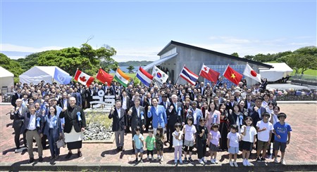 石原大臣や各国の代表と集合写真