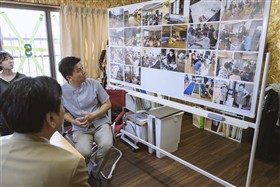 公門さんたちと知事が写真を見ている様子