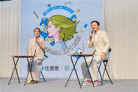 笑顔で語り合う中越典子さんと山口知事