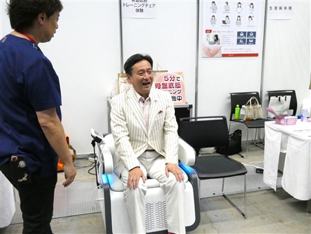 骨盤底筋トレーニング体験をする山口知事