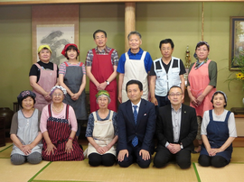 普茶料理おぎ春香会の皆さんと一緒に