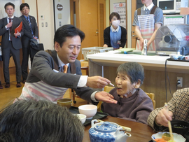 食事の介助を体験させていただきました