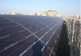 軽量パネル型の太陽電池を採用した屋根