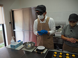 シミュレーションゴーグルをつけて、お菓子をつくる体験をしました。