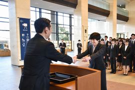 新規採用職員辞令交付式②