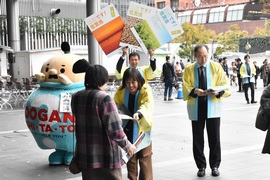 JR博多駅で災害応援キャンペーン紙面を配布！⑤