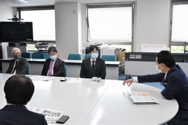 新型コロナへの佐賀県の取り組みを国際感染症センター長に紹介しました