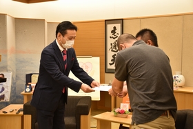 佐賀県パートナーシップ宣誓書受領証の交付式が行われました