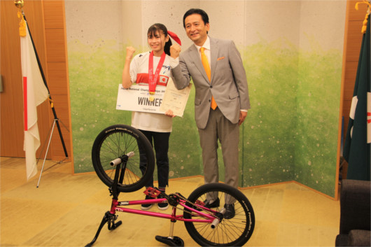 第5回　全日本BMXフリースタイル選手権大会で優勝された中川きらら選手が山口知事を訪問されました。