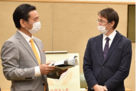 佐賀県産品の海外輸出にご尽力されたジェトロ佐賀　吉田所長と県内企業7社が山口知事を訪問されました。