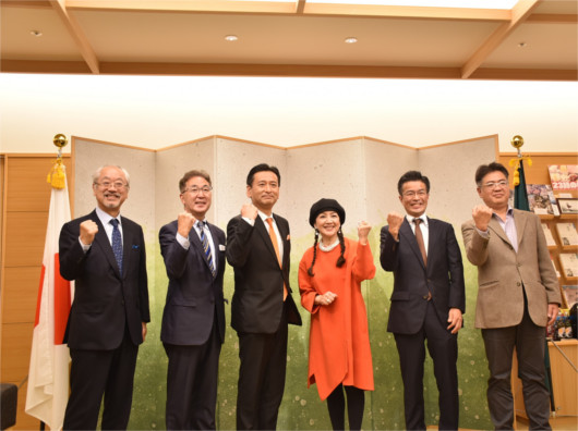女優荒木由美子さんが有田焼とのコラボ商品の中国販売開始を報告するため山口知事を訪問されました。