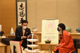 女優荒木由美子さんが有田焼とのコラボ商品の中国販売開始を報告するため山口知事を訪問されました。
