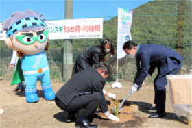 県立厳木高等学校　創立70周年記念事業　サガンスギ初出荷・初植樹式典が行われました。